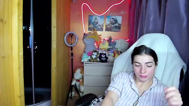 Fiery Brunette  online show from March 22, 5:02 am