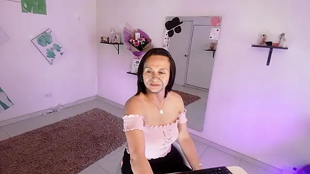 Latin Lola online show from May 30, 8:05 pm