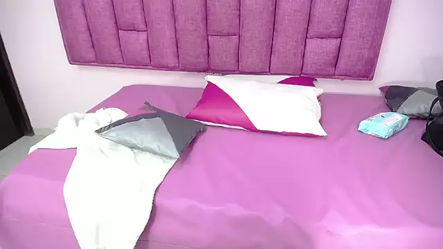 CrushOnMe  online show from November 12, 8:51 pm