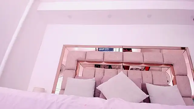 emma castilloo online show from April 8, 10:45 pm