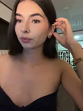 Coralinee 01 online show from June 2, 11:39 pm