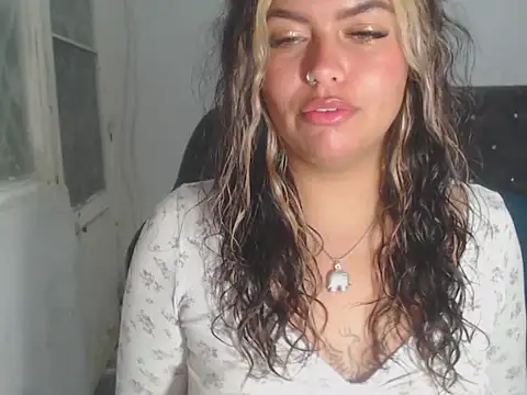 Snapshot of sweetkitty_16 chatting on September 20, 5:17 am sweetkitty 16 online show from September 20, 5:17 am