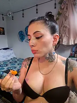 LiliJones  online show from May 16, 10:20 pm