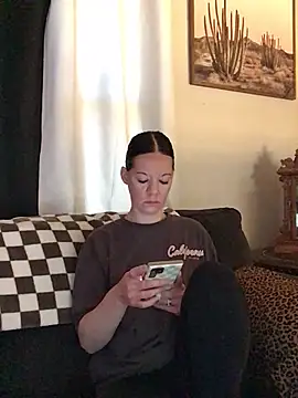 SidneyRaee online show from March 9, 4:10 pm