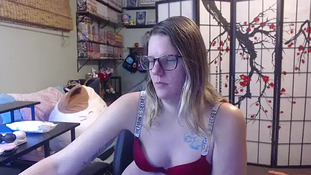 Sarahtineke online show from March 18, 11:21 pm