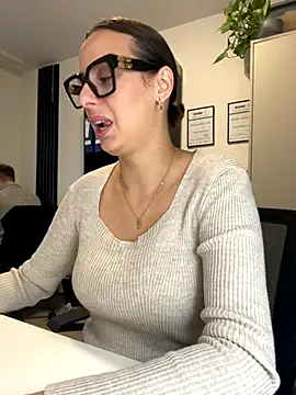 Hii Lolla online show from November 18, 7:09 am