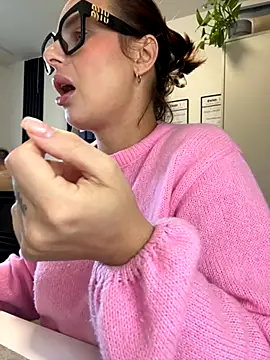Snapshot of Hii_Lolla chatting on September 19, 6:23 am Hii Lolla online show from September 19, 6:23 am