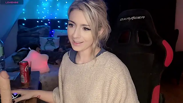 Lisaonthemoon online show from May 7, 5:05 pm