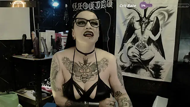 Snapshot of Evil_Queen_666 chatting on October 18, 6:38 am Evil Queen 666 online show from October 18, 6:38 am