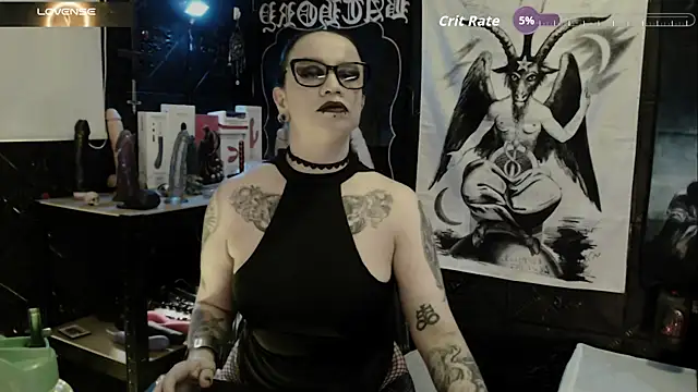 Snapshot of Evil_Queen_666 chatting on October 19, 6:48 am Evil Queen 666 online show from October 19, 6:48 am