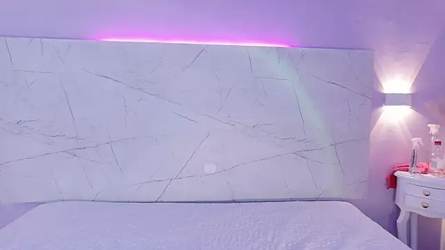 AbrilBrent online show from October 17, 6:22 pm