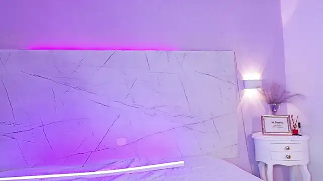 AbrilBrent online show from February 1, 8:40 pm