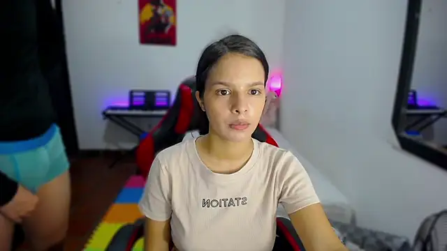 jessi and boy online show from October 18, 3:37 pm