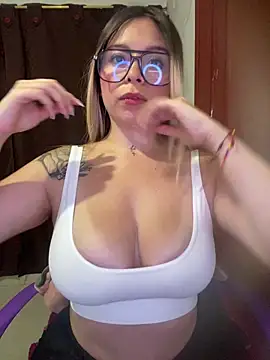 CristalGmez online show from May 13, 4:18 am