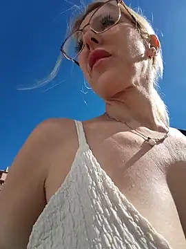 blondyruby online show from May 13, 8:42 am