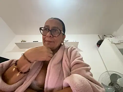 sweeviolet online show from March 3, 2:45 pm