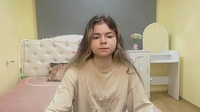 TinaRedly online show from May 11, 6:05 pm