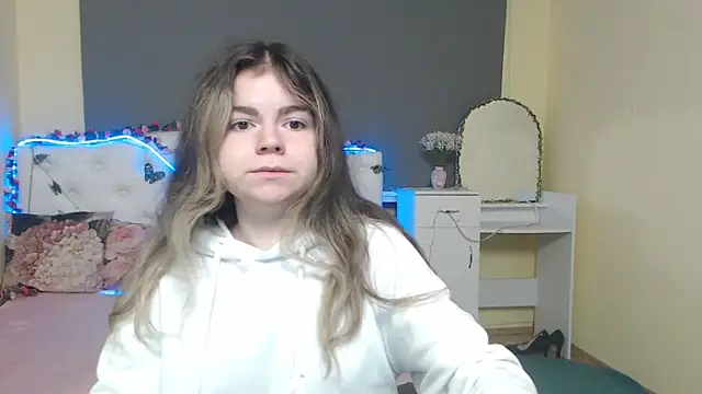 TinaRedly online show from May 3, 5:11 am