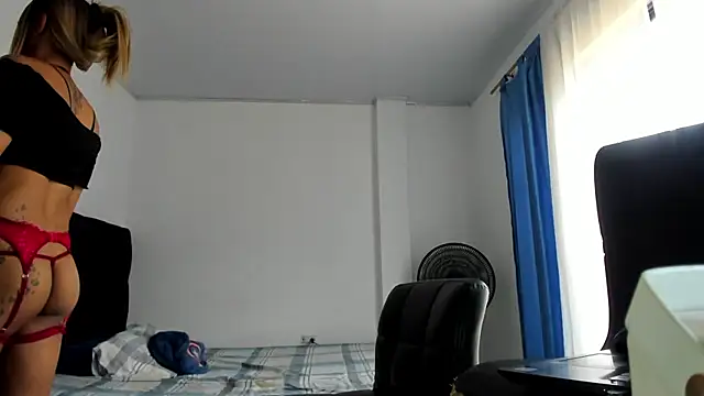 xmissinchesxx online show from May 26, 7:24 pm