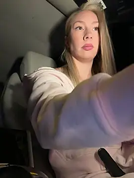 LuisaBecker online show from April 9, 4:23 pm