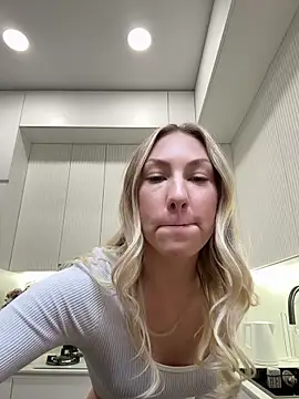 LuisaBecker online show from December 15, 2:00 pm