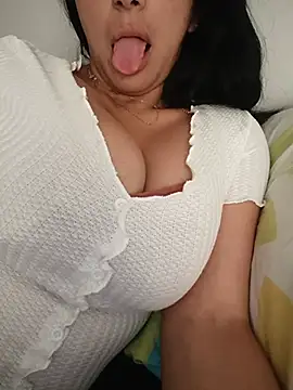 tiffani  love online show from May 23, 8:51 pm
