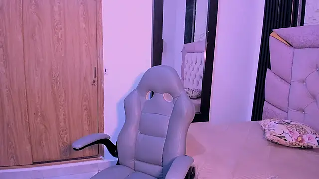 laurem-paulette online show from October 18, 8:32 pm