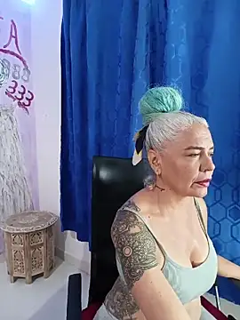 freyadevil333 online show from May 16, 4:37 am
