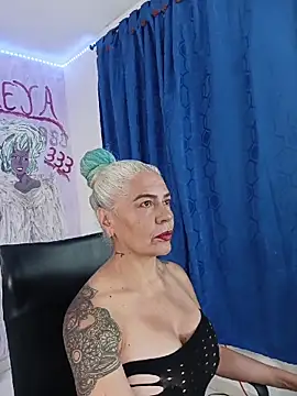 freyadevil333 online show from May 13, 4:07 am