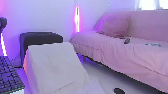 ImBlackEyes online show from April 7, 1:46 pm