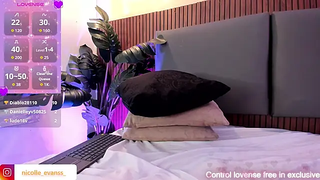 NicolleeEvanss online show from May 13, 4:24 pm
