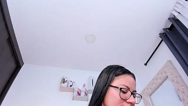 lorennahernandez01 online show from December 16, 11:49 am