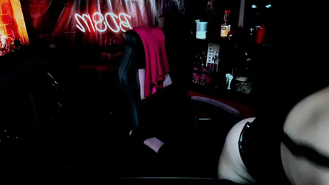 Snapshot of True_Bdsm chatting on September 20, 9:24 pm True Bdsm online show from September 20, 9:24 pm