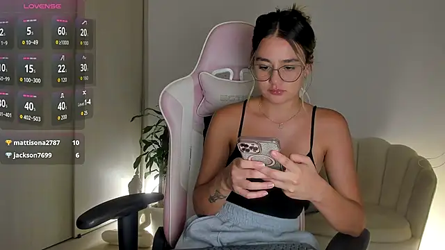 Snapshot of LittleSofia_ chatting on September 16, 3:36 am LittleSofia online show from September 16, 3:36 am