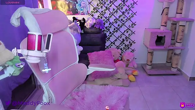 MaddyFooxx online show from May 17, 11:48 pm