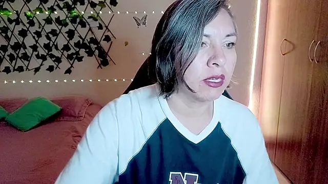 Lady breaks hearts online show from November 20, 9:16 pm