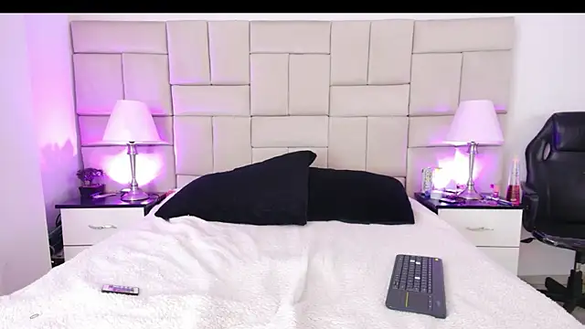IsisLoveyes  online show from May 23, 11:36 pm