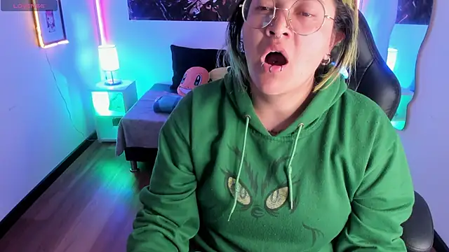 lucky-leah online show from November 5, 4:40 am