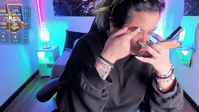 lucky-leah online show from December 16, 4:18 am