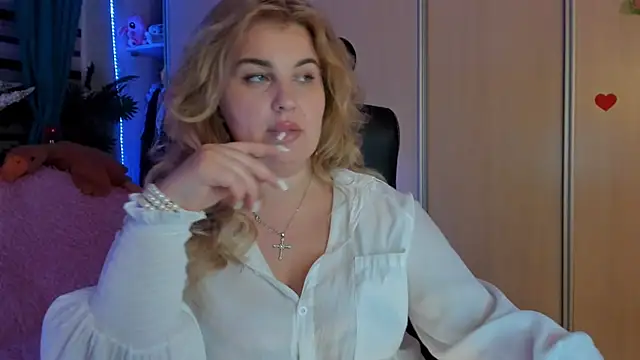 CoraSwon online show from February 11, 5:03 pm