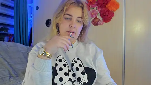 CoraSwon online show from October 28, 9:19 pm