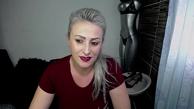 Emma Rizzoo online show from May 20, 8:39 pm