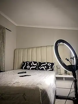 Bustygoddess32 online show from May 25, 1:48 am