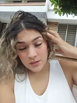 Sara smiiith211 online show from May 18, 10:27 pm
