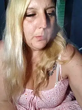 BecciDeluxe online show from May 4, 9:24 am