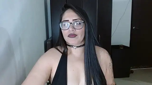 natashasmithe online show from May 5, 8:01 pm