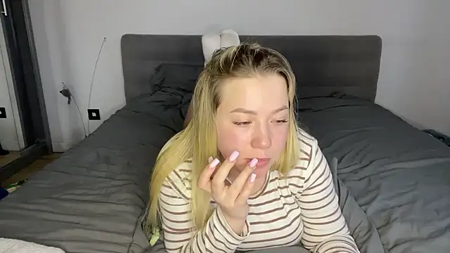 Embersweetbunny online show from December 5, 12:28 pm