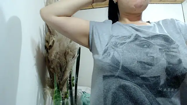 Donniia online show from May 8, 1:31 am