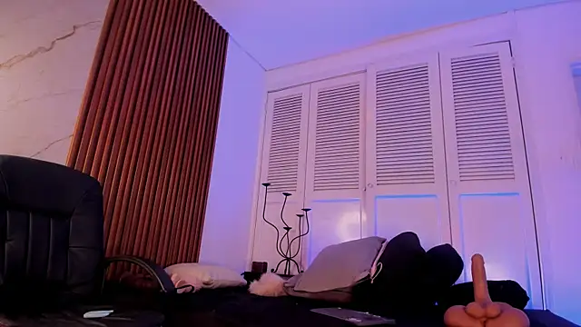 Emiilycollins online show from January 14, 12:15 am