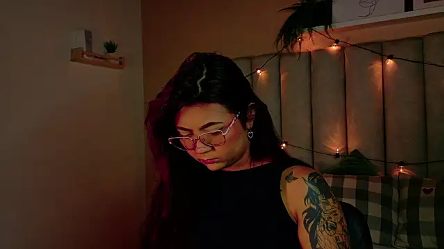 alaia-rogers online show from December 22, 11:46 am